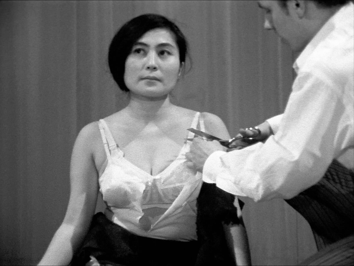 Yoko Ono – Kesme Biçme İşi, 1965